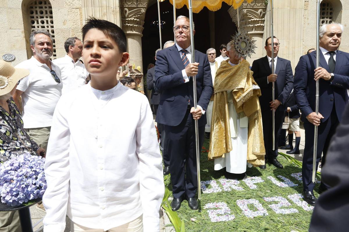 EN IMÁGENES: El Corpus Christi de Somió luce en todo su esplendor con una misa y procesión oficiada por Kike Figaredo: "Estamos muy contentos de que nos acompañe EN IMÁGENES: El Corpus Christi de Somió luce en todo su esplendor con una misa y procesión oficiada por Kike Figaredo: "Estamos muy contentos de que nos acompañe