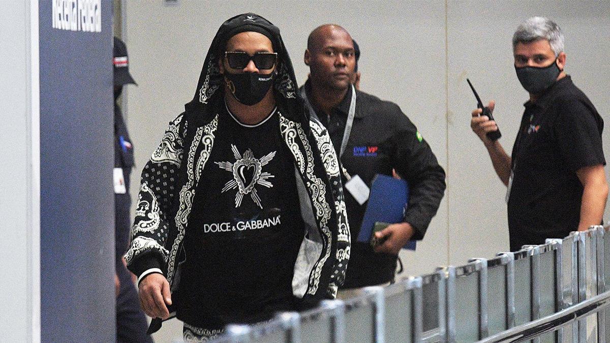 Ronaldinho llega a Río de Janeiro tras pasar seis meses detenido en Paraguay