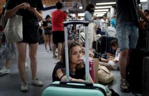 Pasajeros en la estación de Atocha afectados por la suspensión del servicio entre Madrid y Barcelona. 