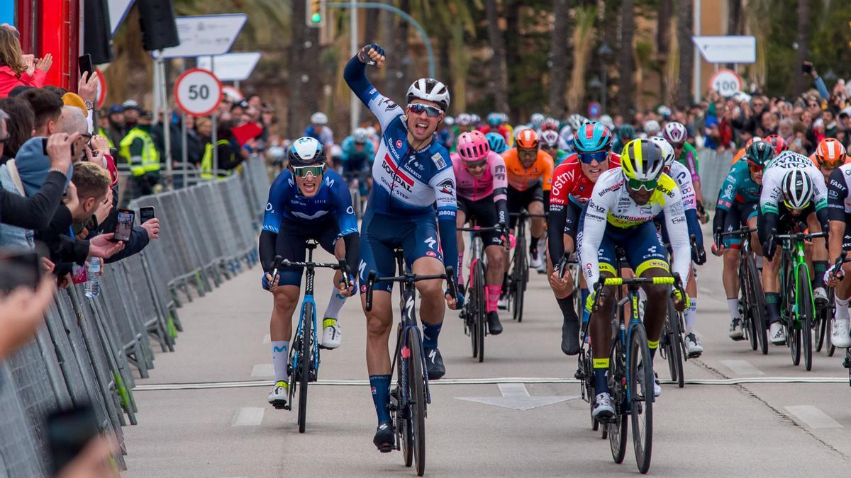 El británico Ethan Vernon celebra su triunfo al esprint