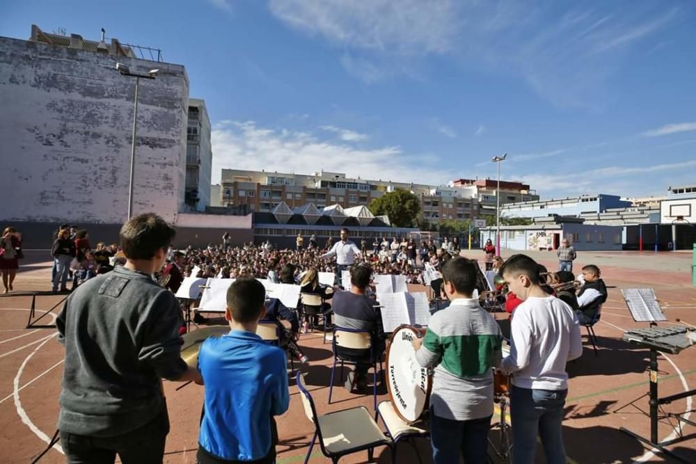 La Unión Musical Torrevejense colaboró en la celebración del día de la Paz del Colegio Cuba de Torrevieja