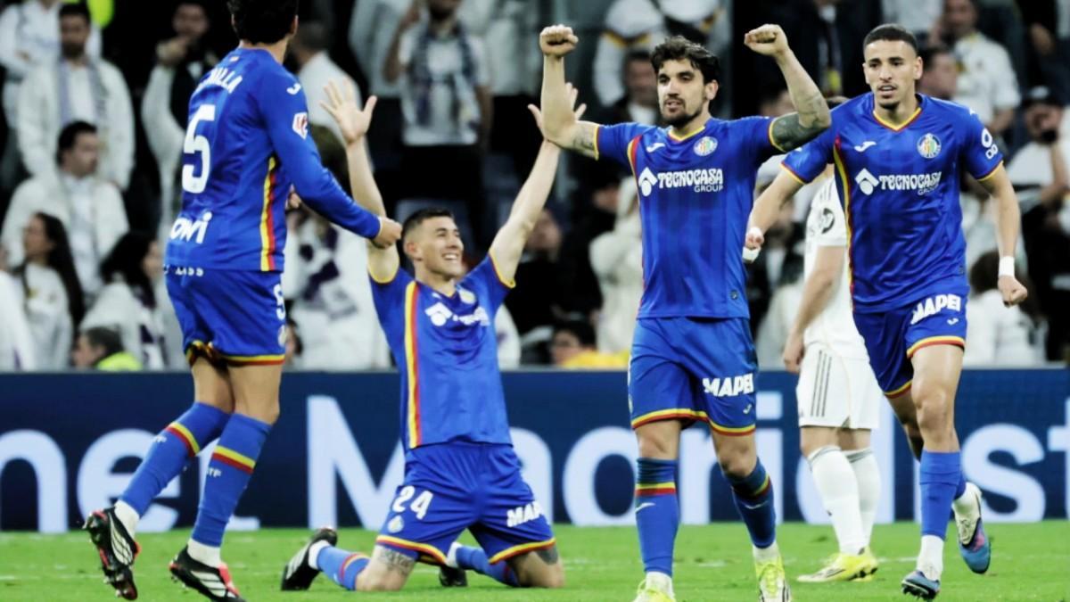 Los jugadores Getafe celebran su victoria en el Santiago Bernabéu