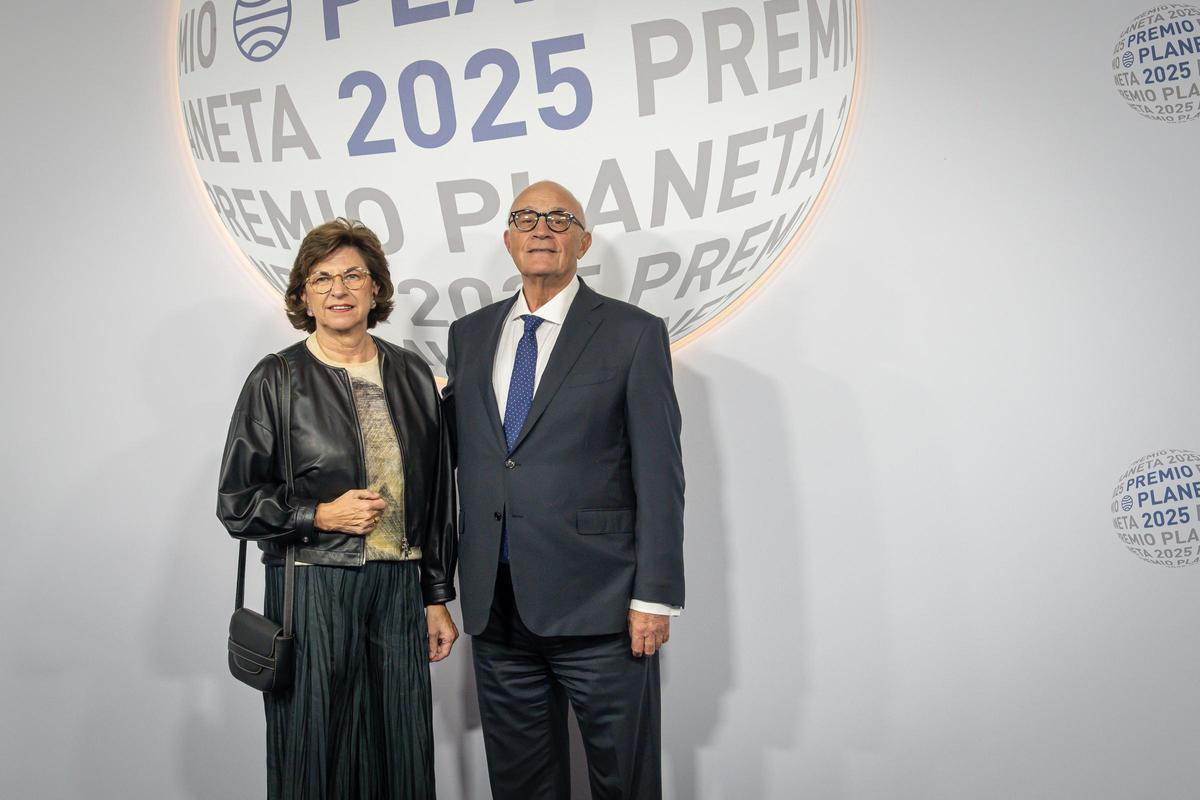 El presidente de Banco Sabadell, Josep Oliu, posa en el photocall antes de la gala de entrega del premio Planeta