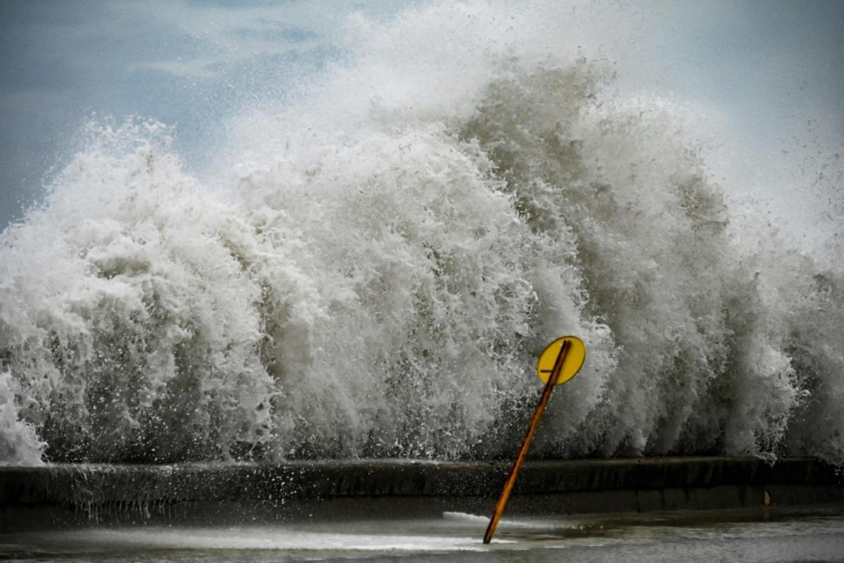 Las olas golpean el Malecón, en La Habana (Cuba), el 28 de septiembre del 2022, tras el paso del huracán Ian.