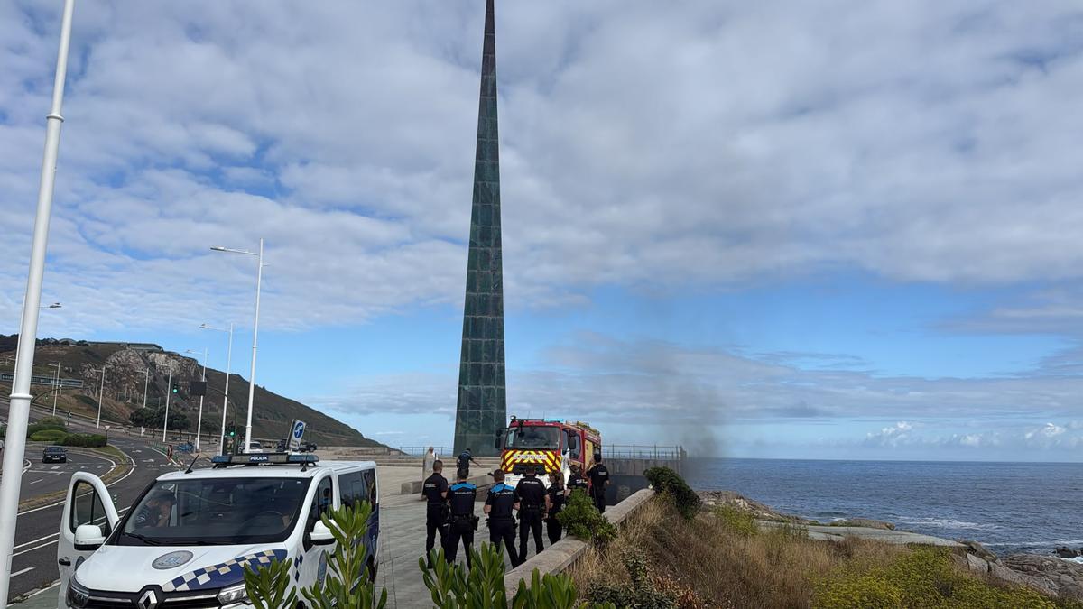 Incendio en los bajos del Obelisco Millenium, en A Coruña