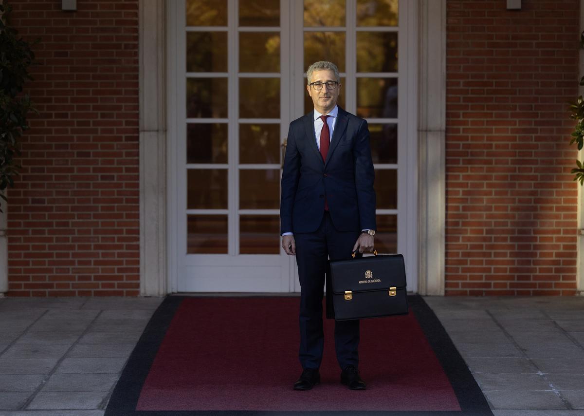 Arcadi España, posa para la foto antes de entrar al Consejo de Ministros.