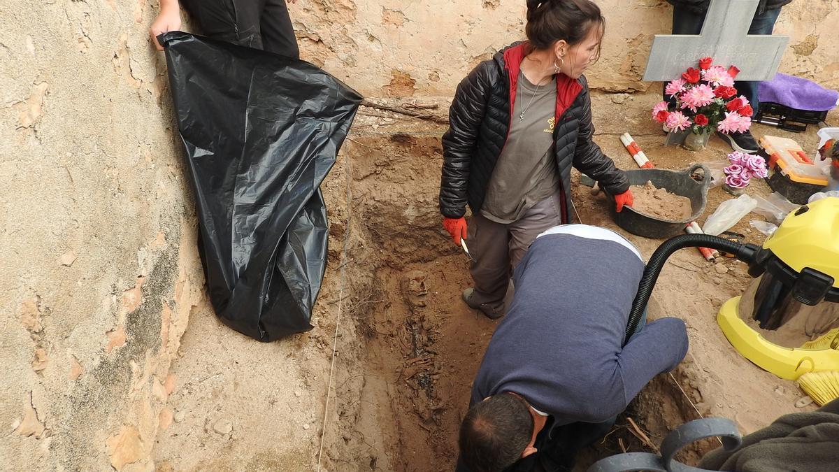 Excavación en la fosa de Sant Ferran, en 2017. Carmelo Convalia
