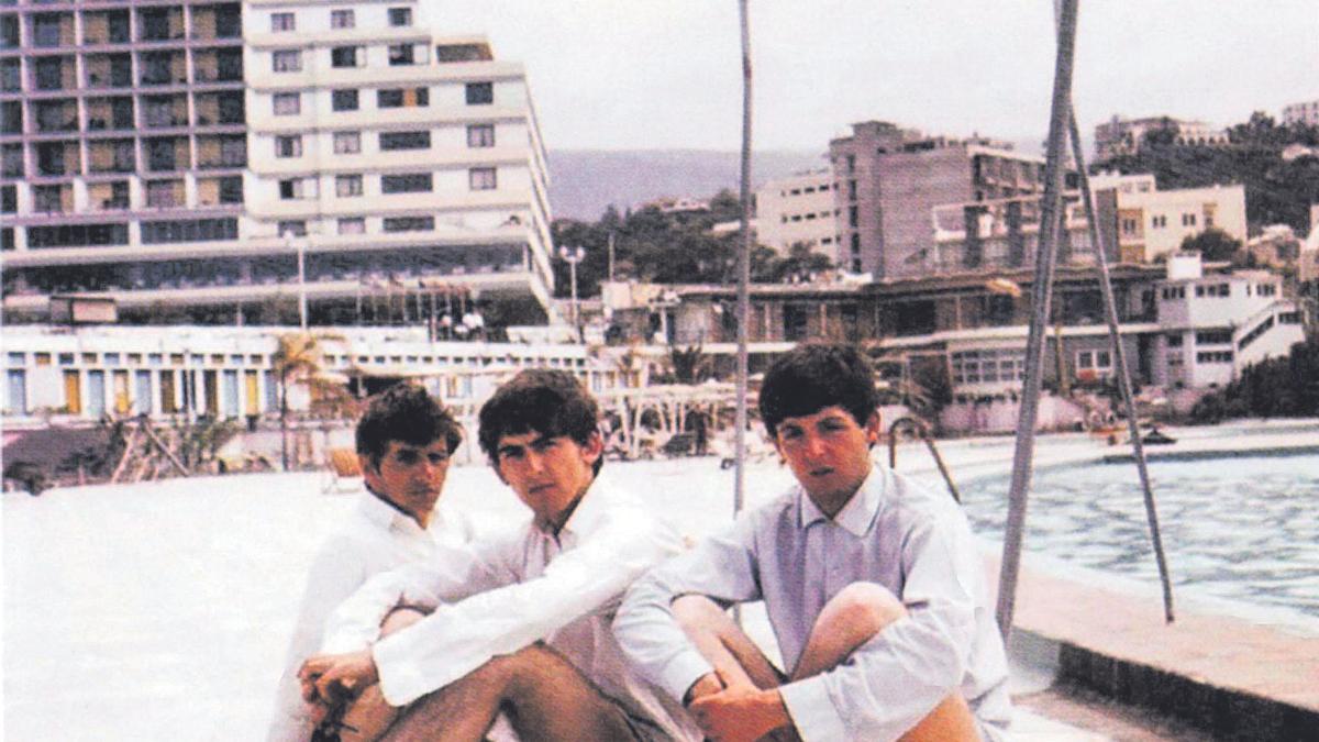 Paul McCartney, George Harrison y Ringo Starr aparecen sentados en el Lido San Telmo de Puerto de la Cruz.