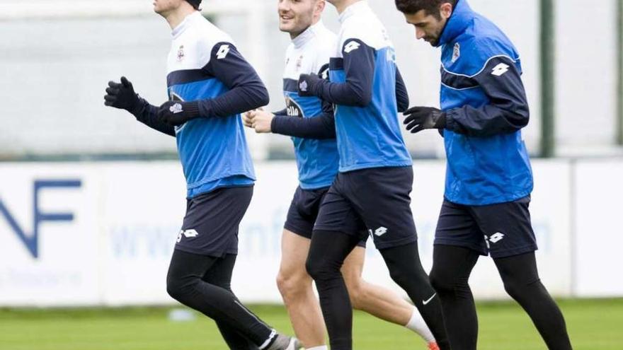 Lucas y Luis Alberto, en el centro entre Mosquera y Cani, durante el entrenamiento de ayer en Abegondo.