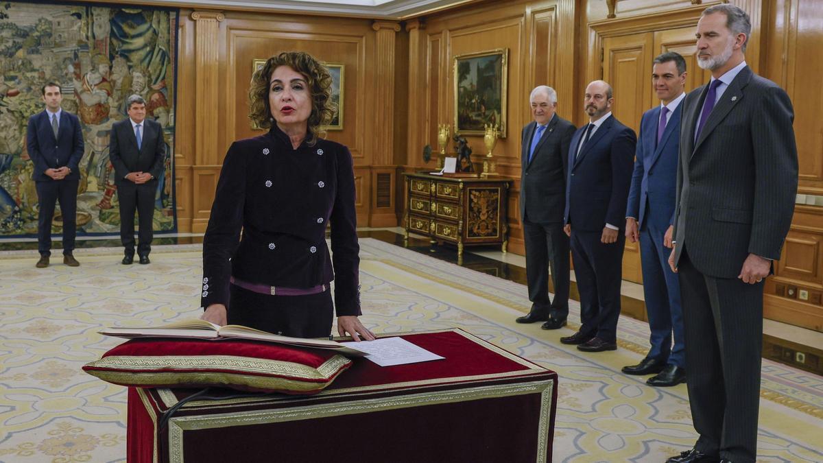 María Jesús Montero jura su cargo junto al Rey Felipe VI.