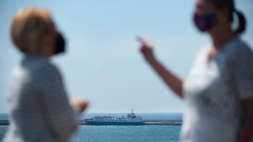 El barco Elbeik al fondo de la eurodiputada y la presidenta de Igualdad Animal.