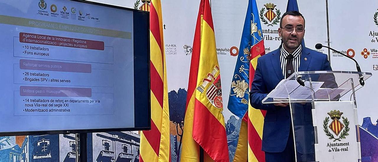 El alcalde de Vila-real, José Benlloch, durante la presentación de los nuevos planes de empleo que llegan a la ciudad.  | SHEILA GIL