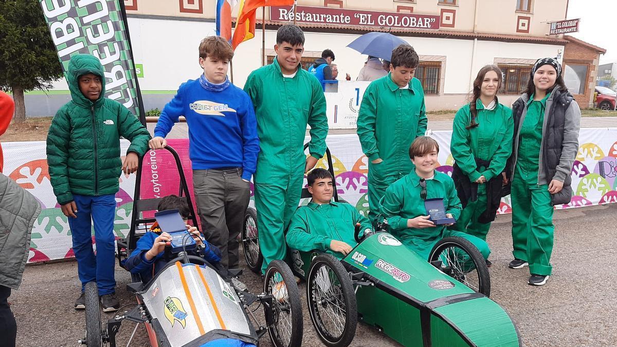 A la izquierda, el equipo "Comet Gen" de Bimenes. A la derecha, el "Cidercar" del IES Peñamayor de Nava