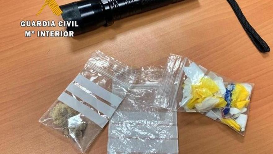 Detienen a un pacense al intervenirle cocaína, MDMA y una linterna táser