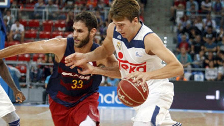 Perperoglou, del Barcelona, marca a Doncic.