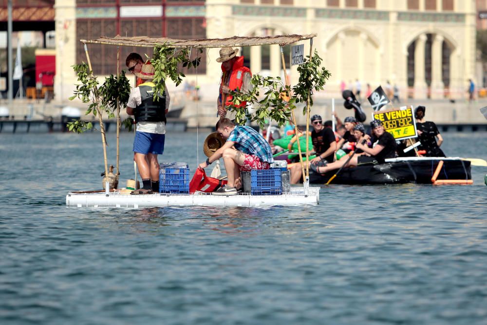 Regata de barcos locos en La Marina de València