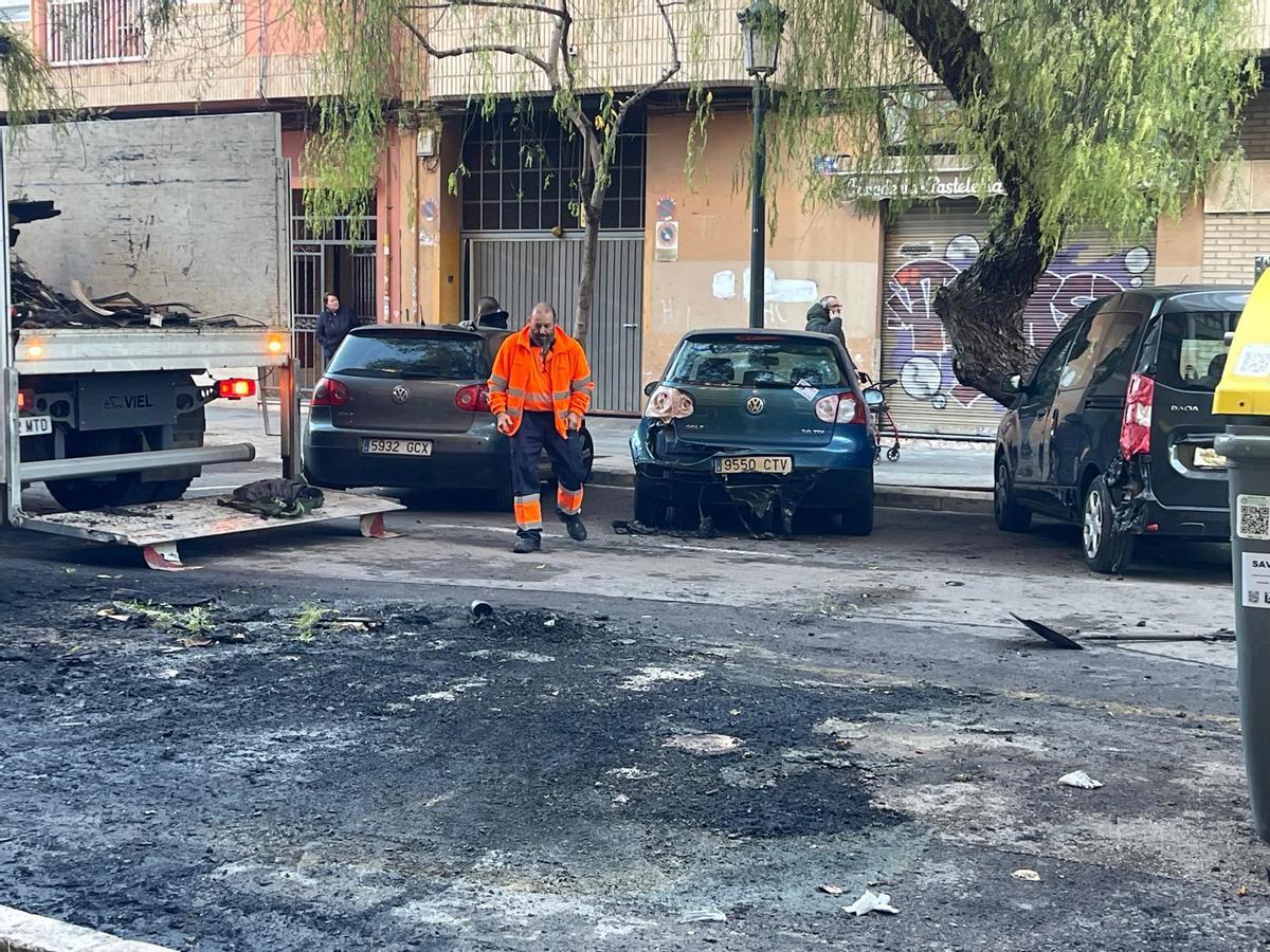 Un incendiario siembra el caos en Patraix al quemar 18 contenedores y más de una treintena de vehículos