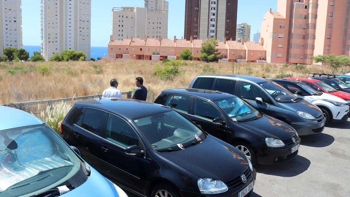 El alcalde y el edil de Movilidad, en el terreno que se habilitará como aparcamiento público y que linda con otro espacio de estacionamiento en la calle Cuba.