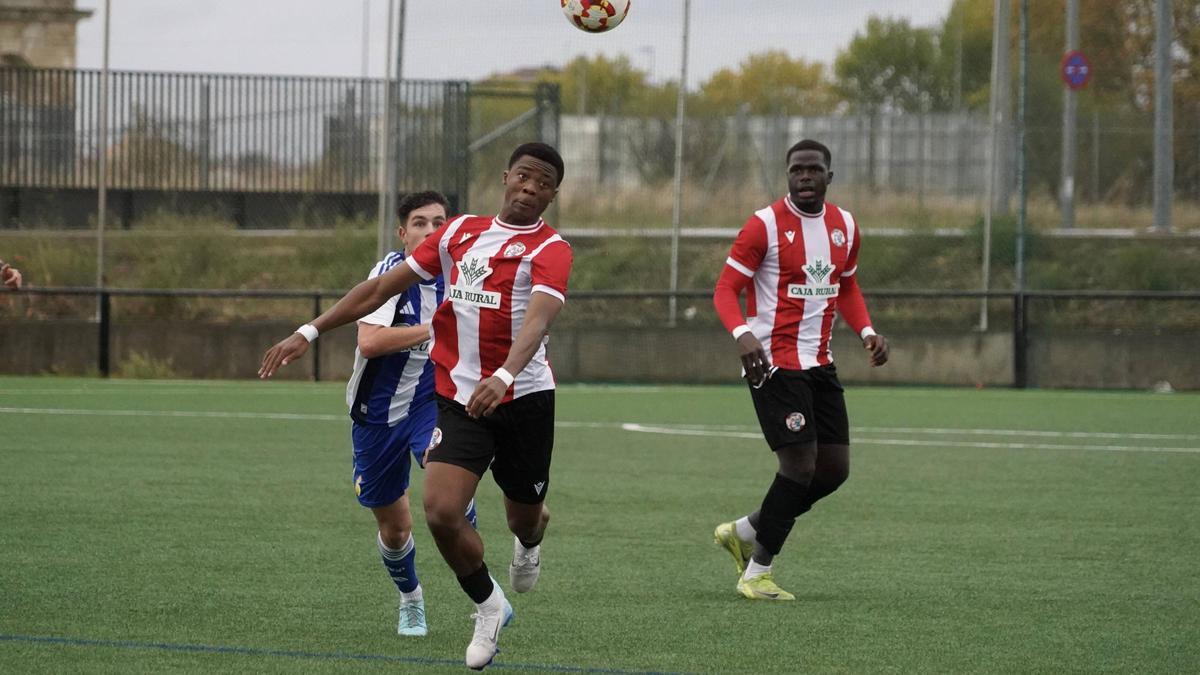 Un jugador del Zamora CF "B" trata de controlar el esférico en un partido anterior.