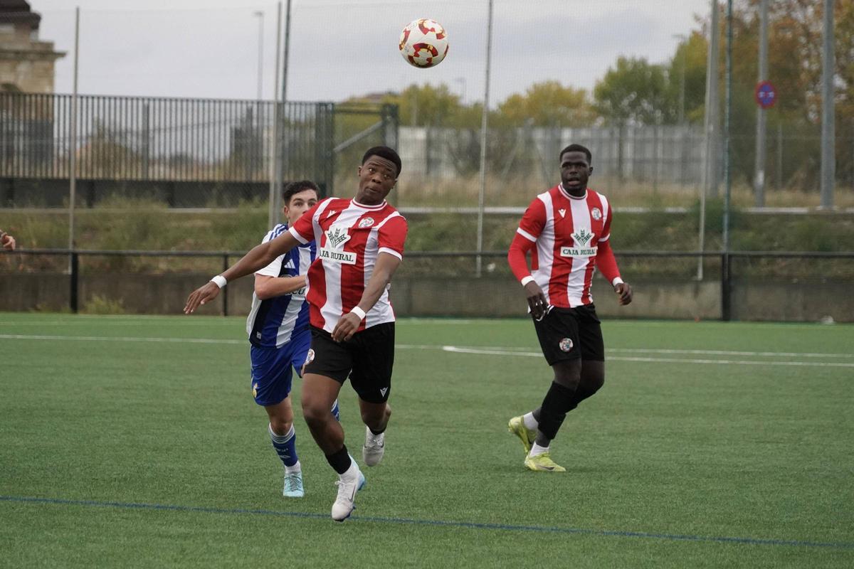 Un jugador del Zamora CF "B" trata de controlar el esférico.