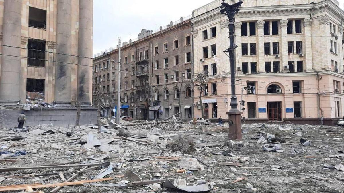 Así quedó la plaza Svobody de Jarkov tras los bombardeos. 