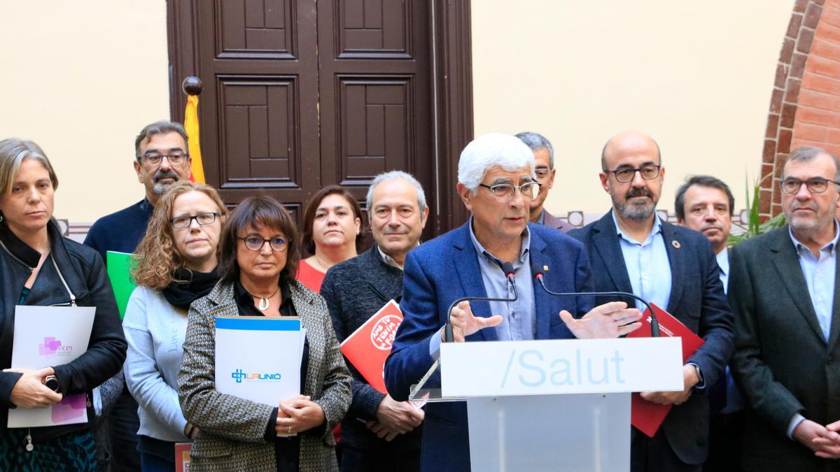 El conseller de Salut, Manel Balcells, amb representants de les patronals i sindicats després de signar el preacord del conveni del Siscat, a la conselleria