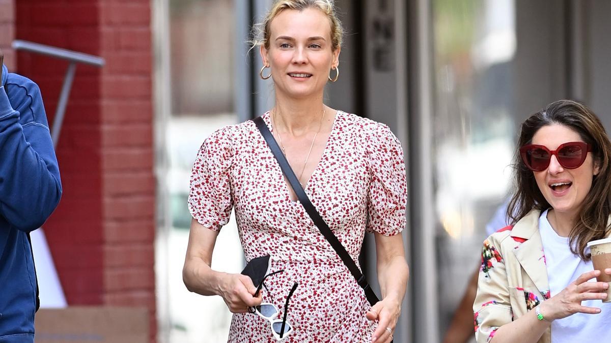 Diane Kruger o cómo combinar un mini vestido floral con botas negras