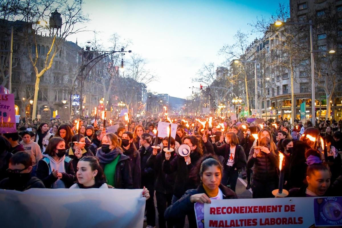 Miles de mujeres se manifiestan en Barcelona por el 8M | FOTOS