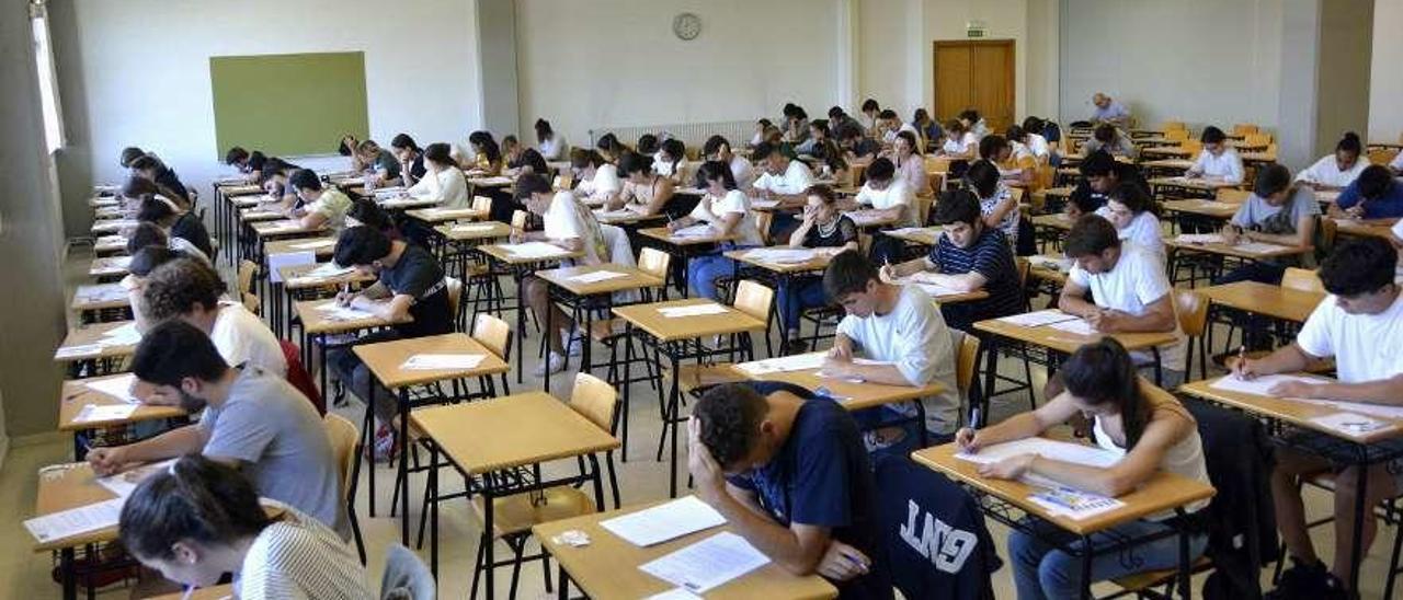 Estudiantes durante las pruebas de selectividad de septiembre. // FdV