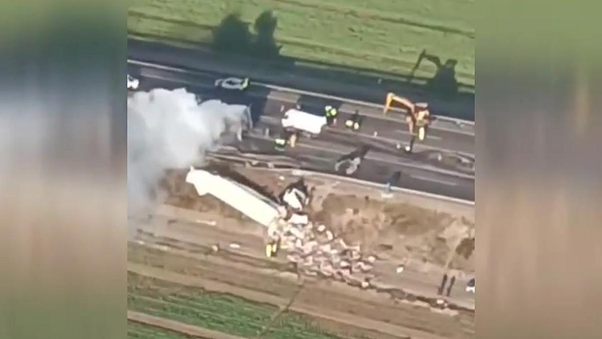 Un accidente entre tres camiones corta la autopista AP-7 en L’Aldea (Tarragona)