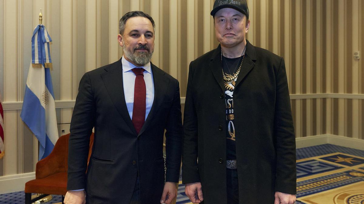 Santiago Abascal y Elon Musk posan para los fotografos en la convención anual de la derecha estadounidense celebrada en las afueras de Washington.