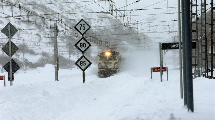 La acumulación de nieve se ceba con el tráfico ferroviario