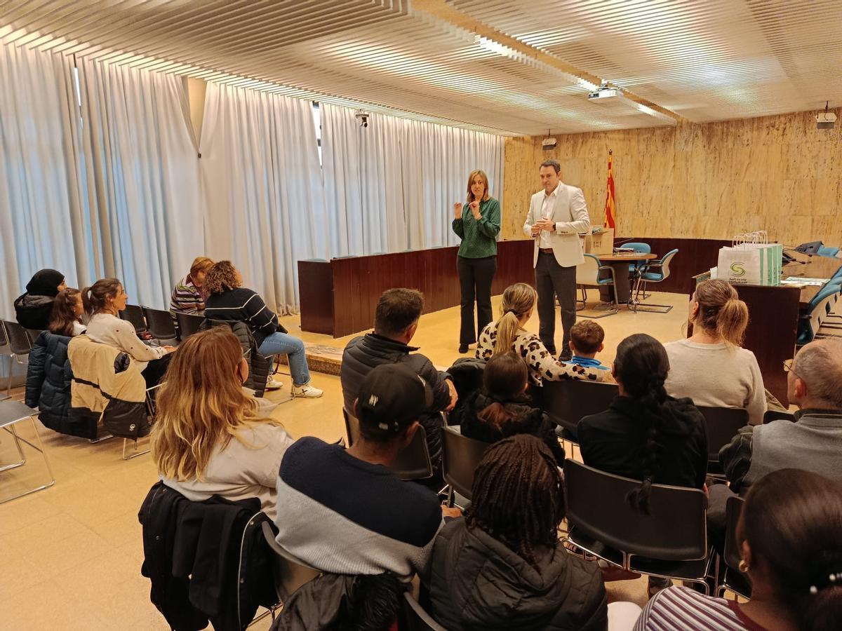 Un moment de l'acte al saló de plens de l'Ajuntament de Salt.