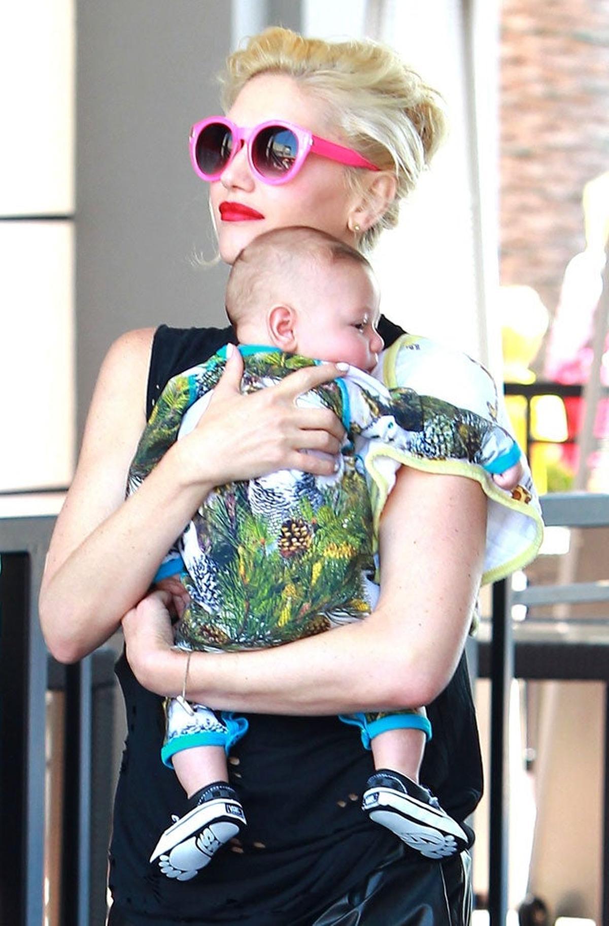 Gwen Stefani con Apollo en brazos