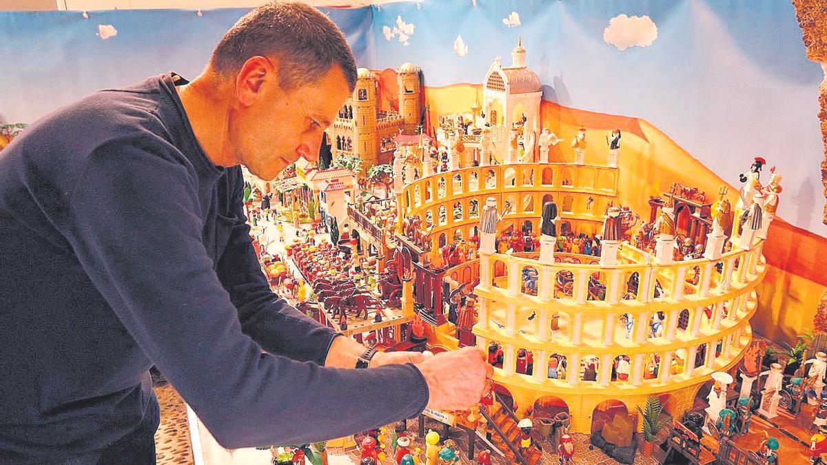 Diego Pérez és un apassionat del món del Playmobil i aprofita esdeveniments com la Setmana Santa per a col·laborar amb la seua ciutat oferint un autèntic espectacle de la Setmana Santa amb 1.800 peces exclusives.
