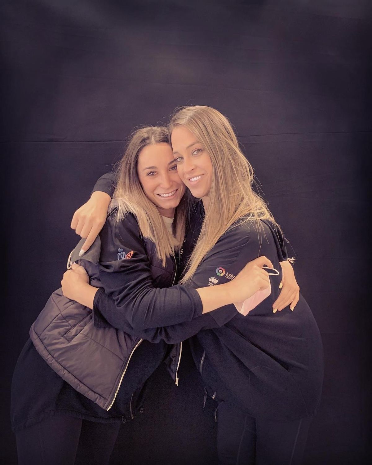 Las dos entrenadoras, sonrientes y optimistas.