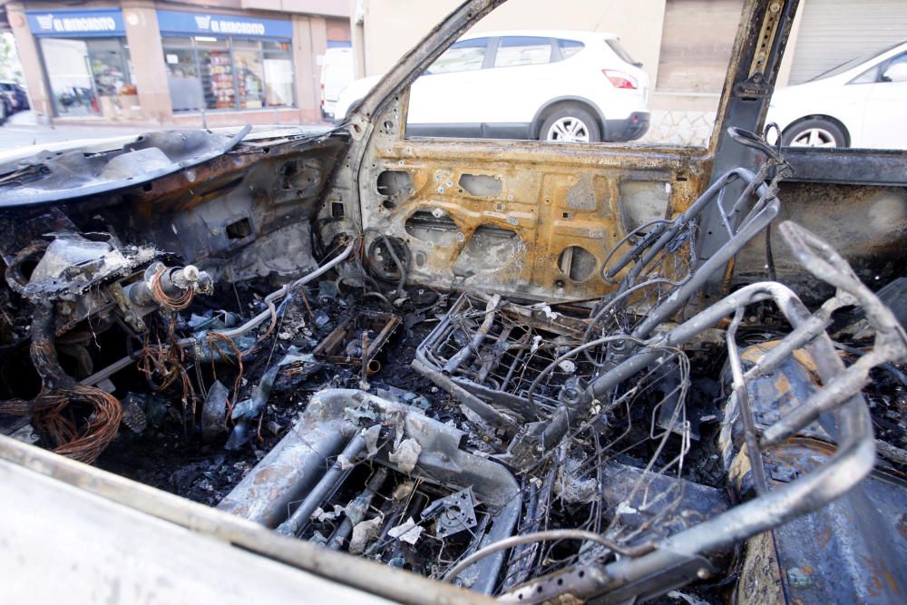 Cremen tres vehicles a Sant Feliu de Guíxols