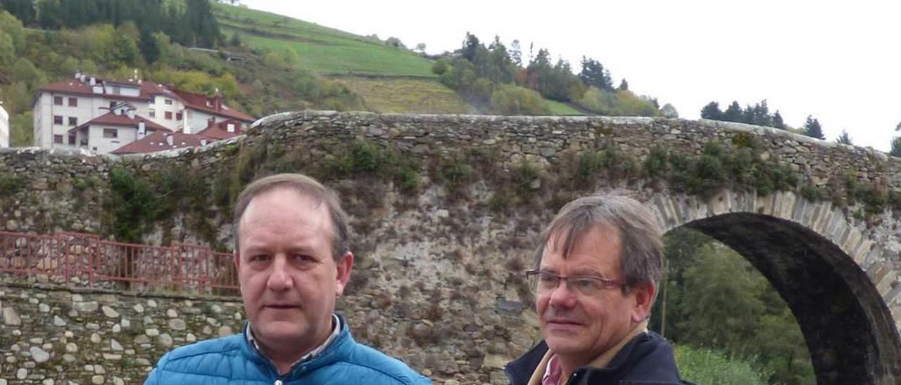 Toño Perandones y Gabriel Arce, en en el río Narcea.