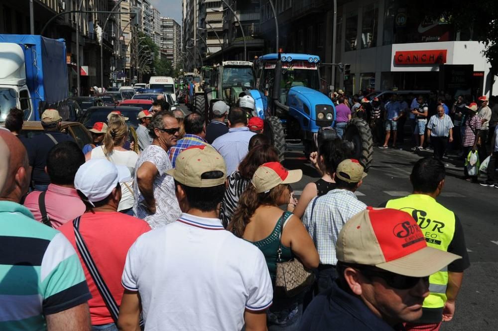 La Gran Vía de Murcia, paralizada por los agricultores