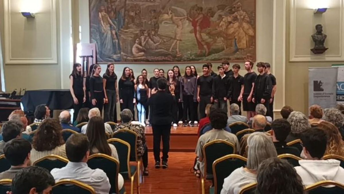 La coral de l'Institut Deulofeu durant la seva actuació