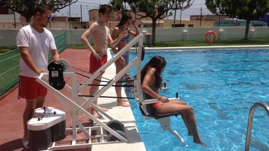 Betxí instala en la piscina un elevador para personas con movilidad reducida