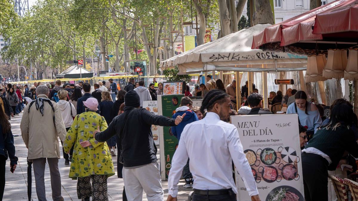 Barcelona, 13/04/2026 Barcelona. Terrazas de las ramblas. La Rambla será la primera Zona de Excelencia de Terrazas de Barcelona en 2027 y tendrá 322 mesas. Terrazas de restaurantes en la ramblas con cartelería enfocada al turismo. AUTOR: MANU MITRU
