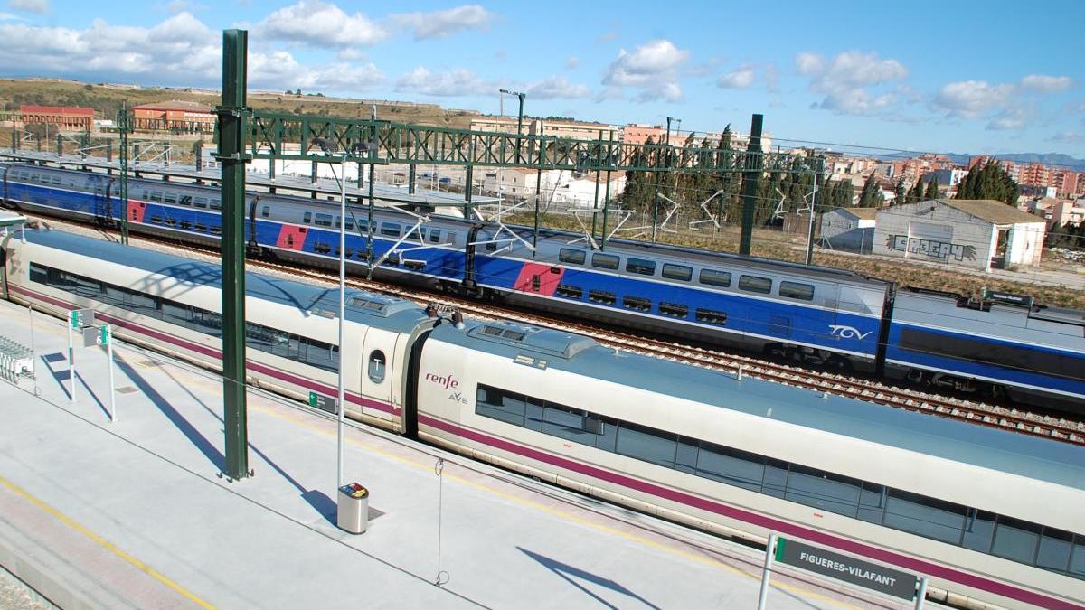 Dues unitats d&#039;AVE i TGV a Figueres-Vilafant.