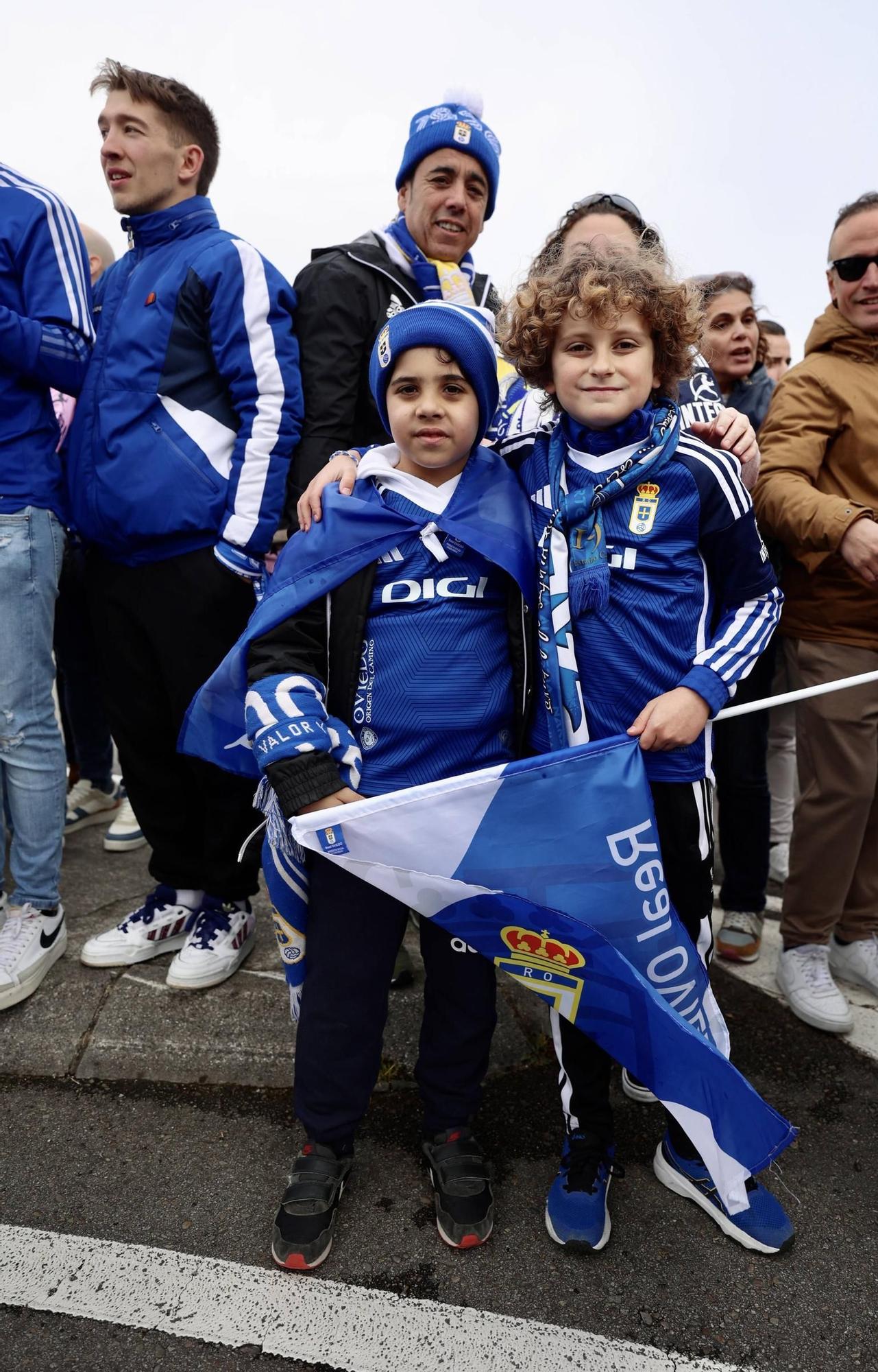 La salida de los jugadores del Real Oviedo del Carlos Tartiere en imágenes