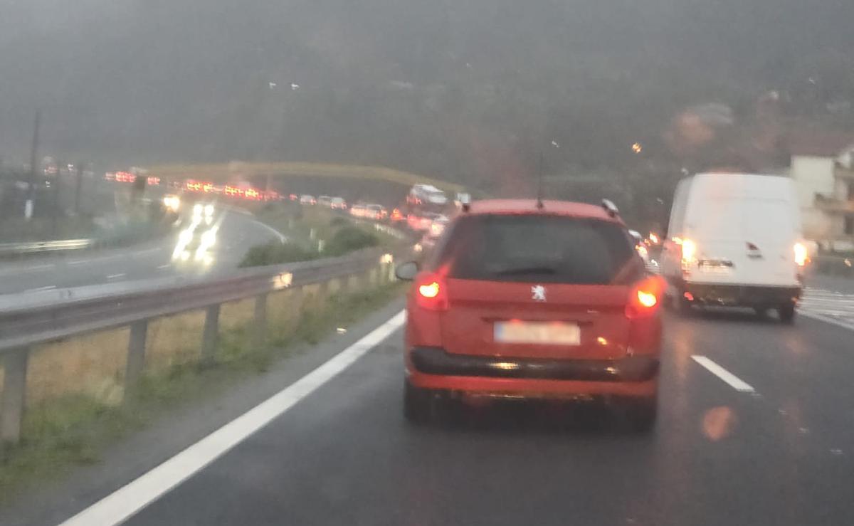 Retenciones en la AP-9 hacia Vigo en Vilaboa por la avería de un camión.
