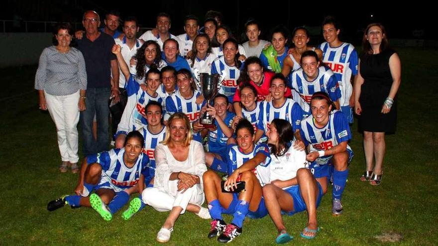 Las jugadoras del Sárdoma posan tras recibir el trofeo de manos de la presidenta de la Diputación. // FDV