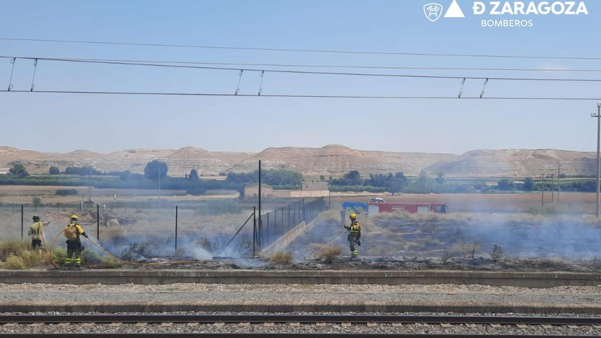 Bomberos de la Diputación de Zaragoza apagan incendio a la altura de la antigua estación de tren de Velilla de Ebro