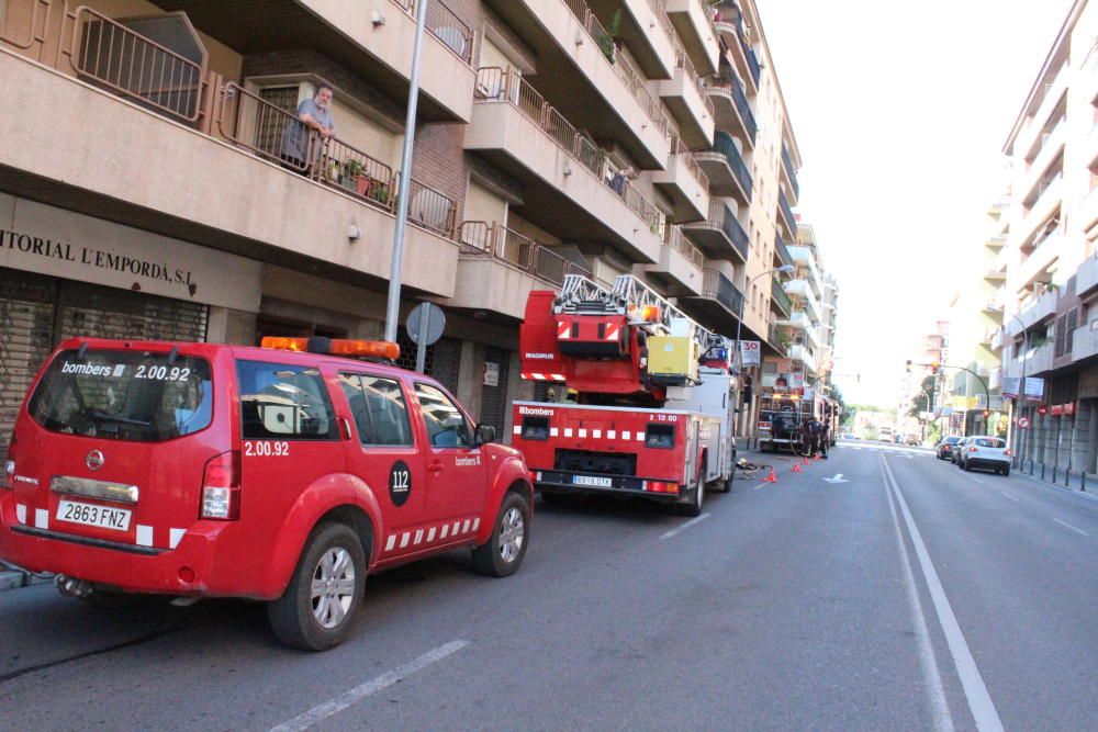 Incendi a l''avinguda Salvador Dalí de Figueres