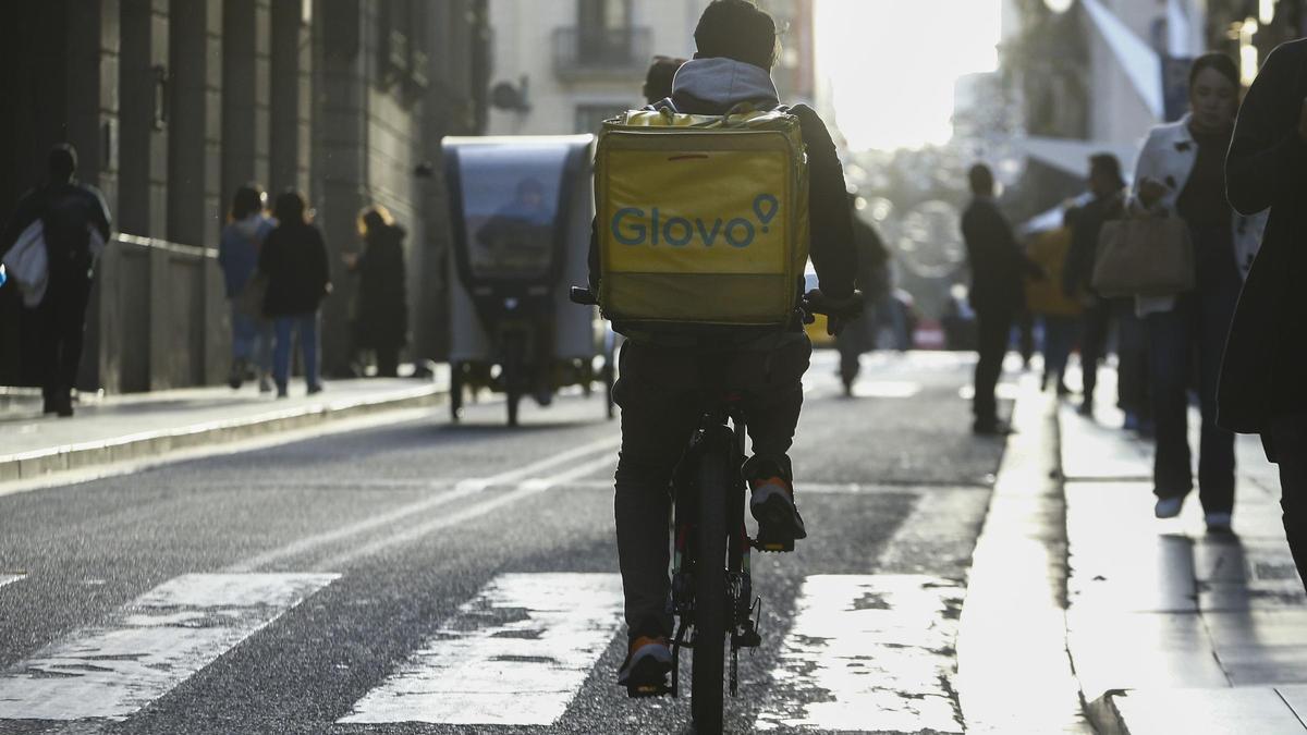 Detenido tras circular 4 kilómetros con un repartidor de Glovo sobre el capó por la A-7