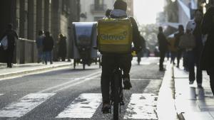 Detenido tras circular 4 kilómetros con un repartidor de Glovo sobre el capó por la A-7